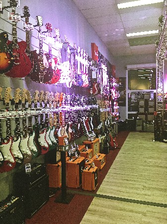 Plus de 200 guitares en stock